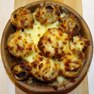 Champignons auf Kezi (Tongefäß) mit Käse überbacken - Küche aus Georgien im Georgischen Restaurant Tamada in Köln