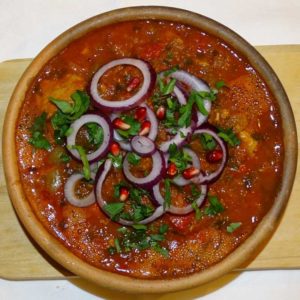 Tschaschuschuli: Kalbfleisch mit Gemüse in Tomatensauce - Küche aus Georgien im georgischen Restaurant Tamada in Köln